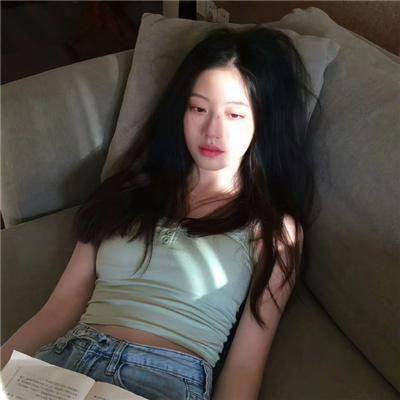 玻璃橱窗中的姑娘